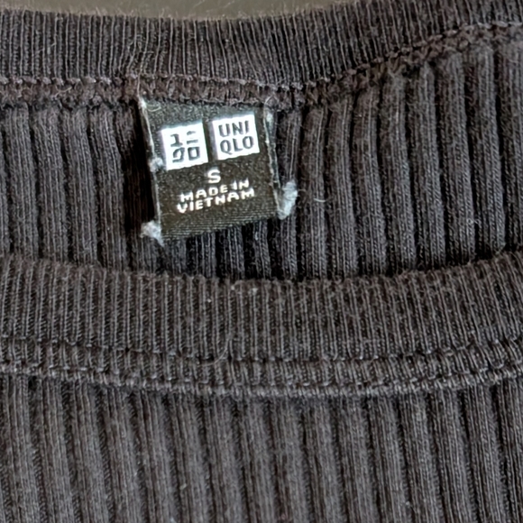 Uniqlo Black Ribbed Crop Top - Picture 2 of 2